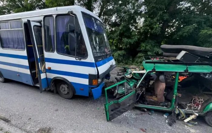 У Броварах легковик влетів у пасажирський автобус: двоє загиблих